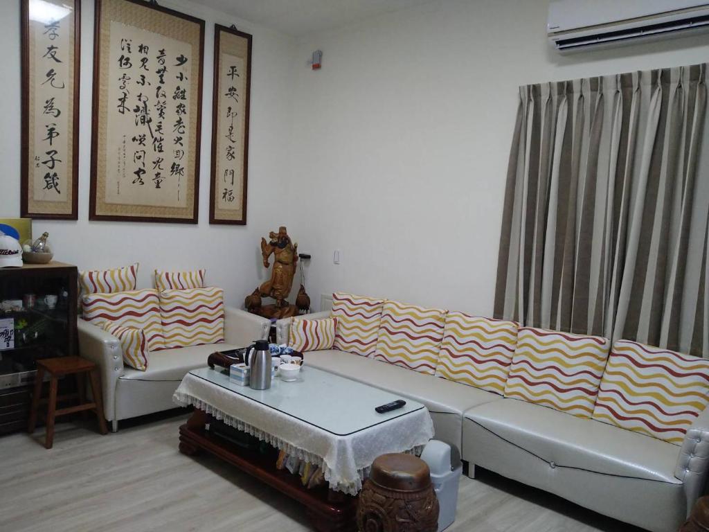 un soggiorno con divano e tavolo di 囬鄉偶寓 a Magong