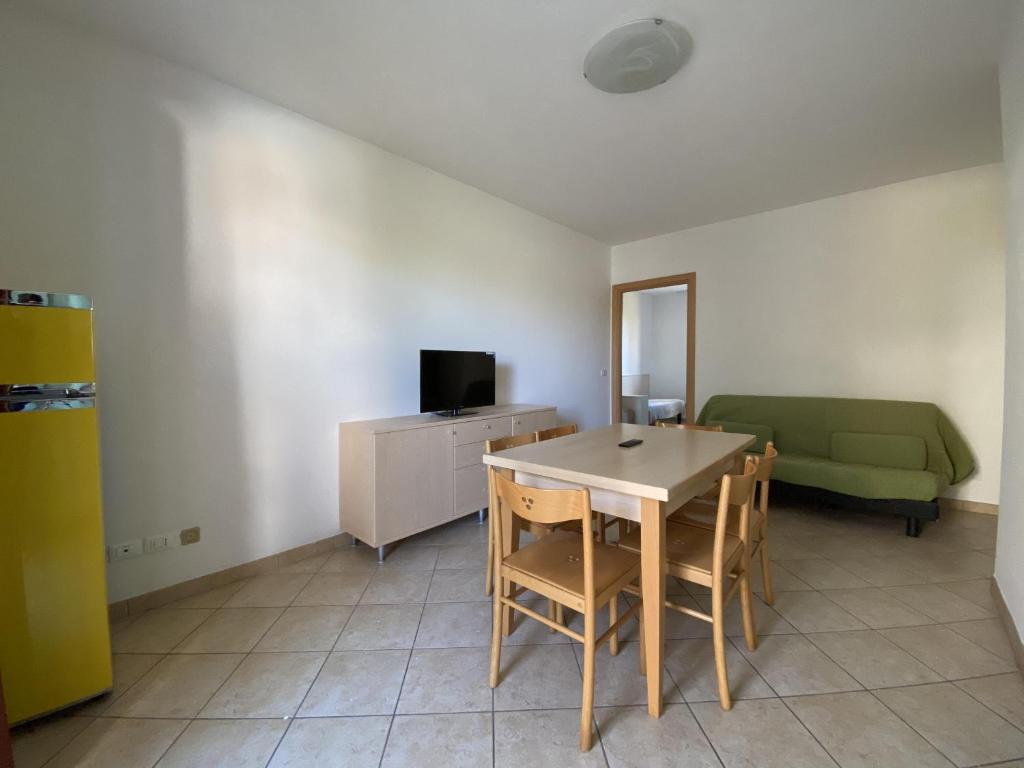 A television and/or entertainment centre at Immobiliare JVL - Le Ginestre