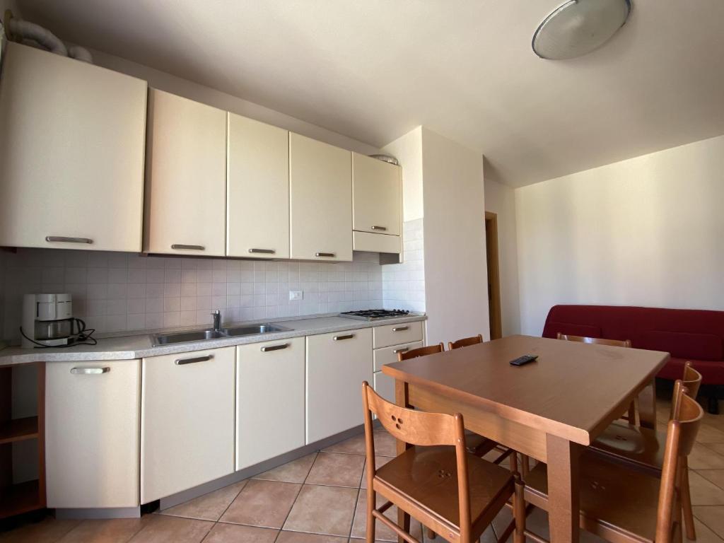 A kitchen or kitchenette at Immobiliare JVL - Le Ginestre