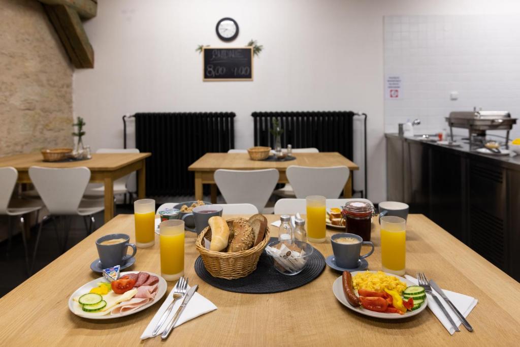 Jídlo v hostelu nebo okolí