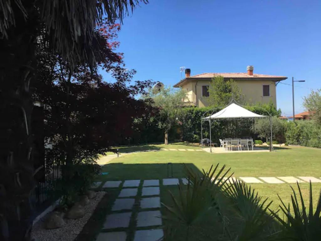 Villa con ampio giardino esterno e piscina condominiale, Garda