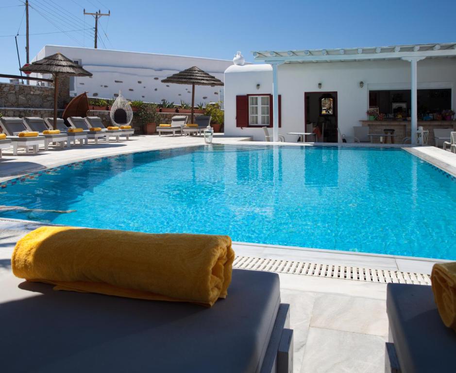 - une grande piscine avec une serviette jaune dans l'établissement Domna Hotel, à Mykonos