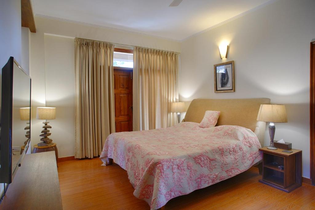 Postel nebo postele na pokoji v ubytování The Manor Luxury Apartments, Shimla