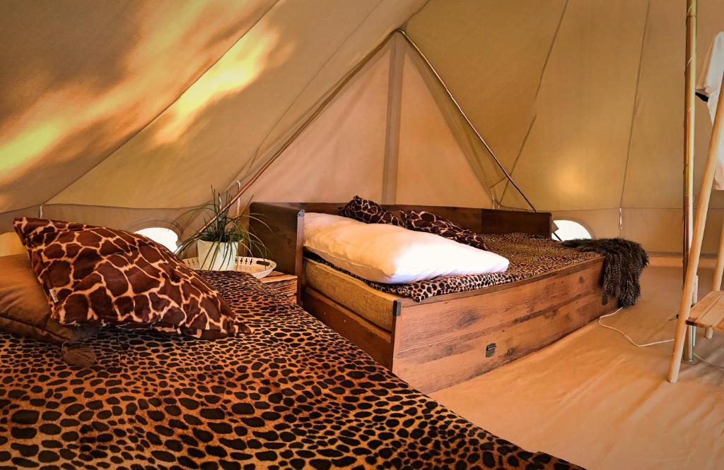 Postel nebo postele na pokoji v ubytování Slowly Glamping Osada Nad Wodą