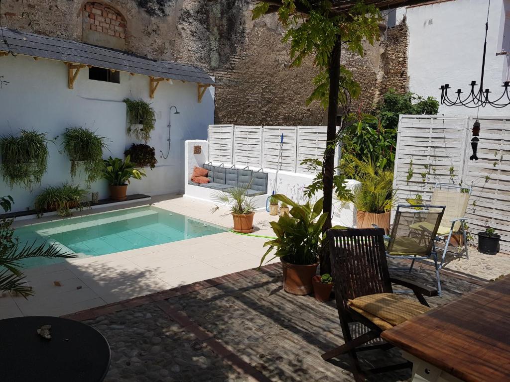 Bazén v ubytování La Casa de Bovedas Charming Inn nebo v jeho okolí