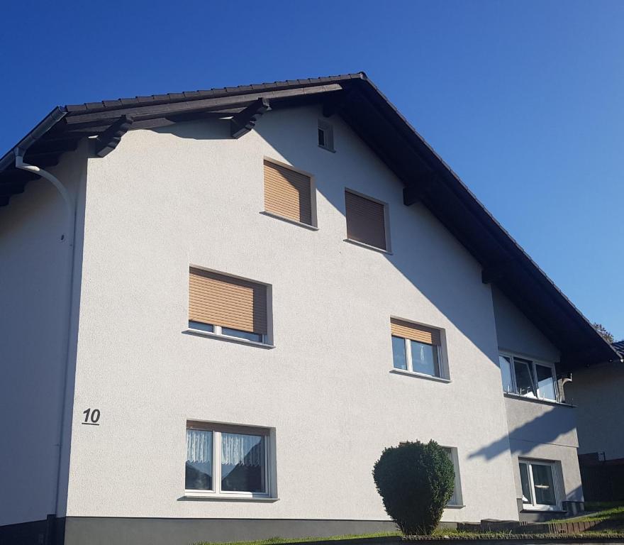 un grande edificio bianco con finestre sul lato di Ferienwohnung Ziegler a Steinau an der Straße
