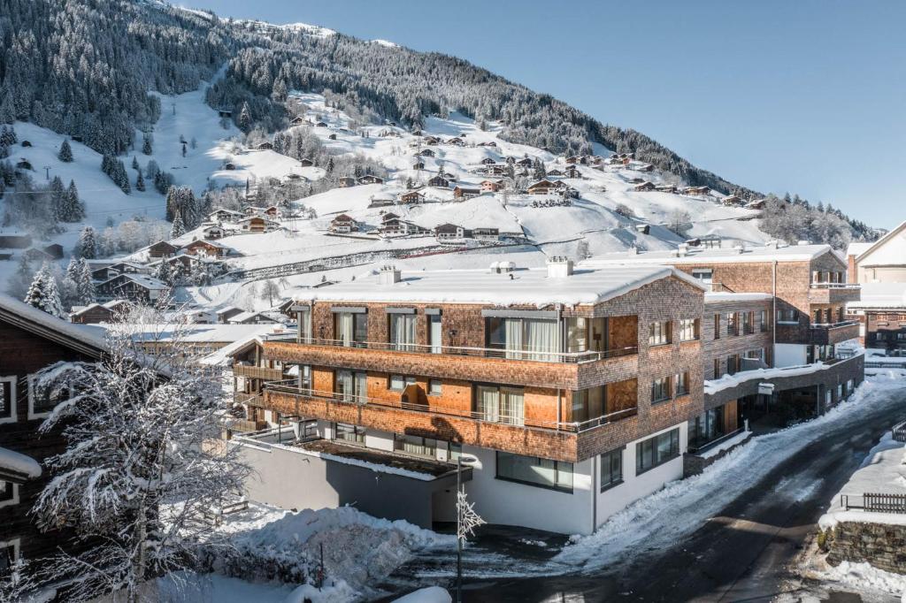 Nespecifikovaný výhled na hory nebo výhled na hory při pohledu z hotelu