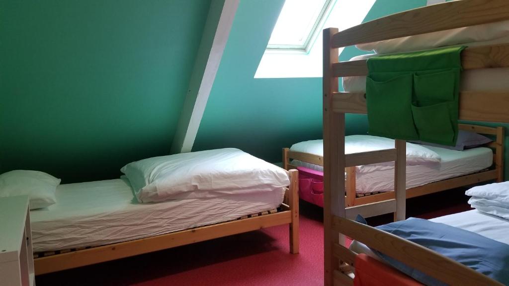 Gîte de montagne du Plateau de Lhers- Accueil randonneurs - Quadruple Room With Shared Bathroom