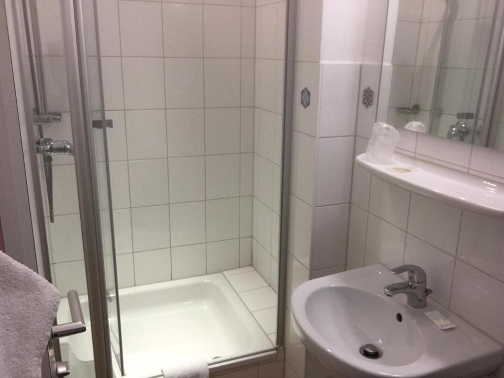 Hotel Kieler Förde & Free Parking - Standard Double Or Twin Room