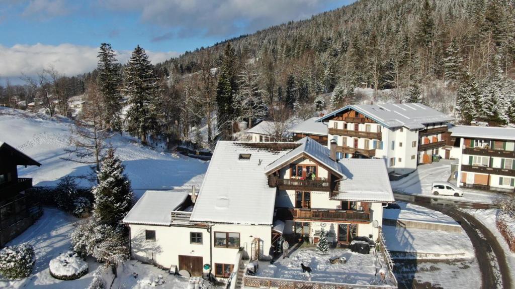 uma vista aérea de uma casa na neve em Birkensteiner Sonnenblick em Fischbachau