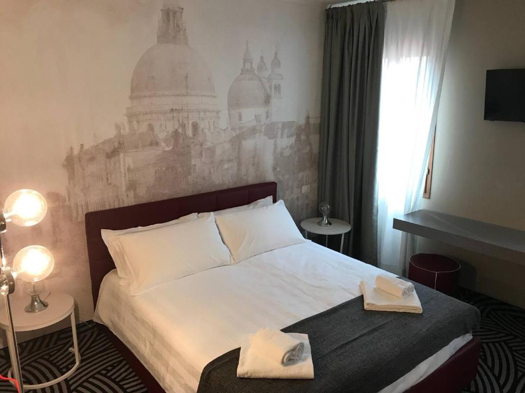Postel nebo postele na pokoji v ubytování Hotel Cannaregio 2357