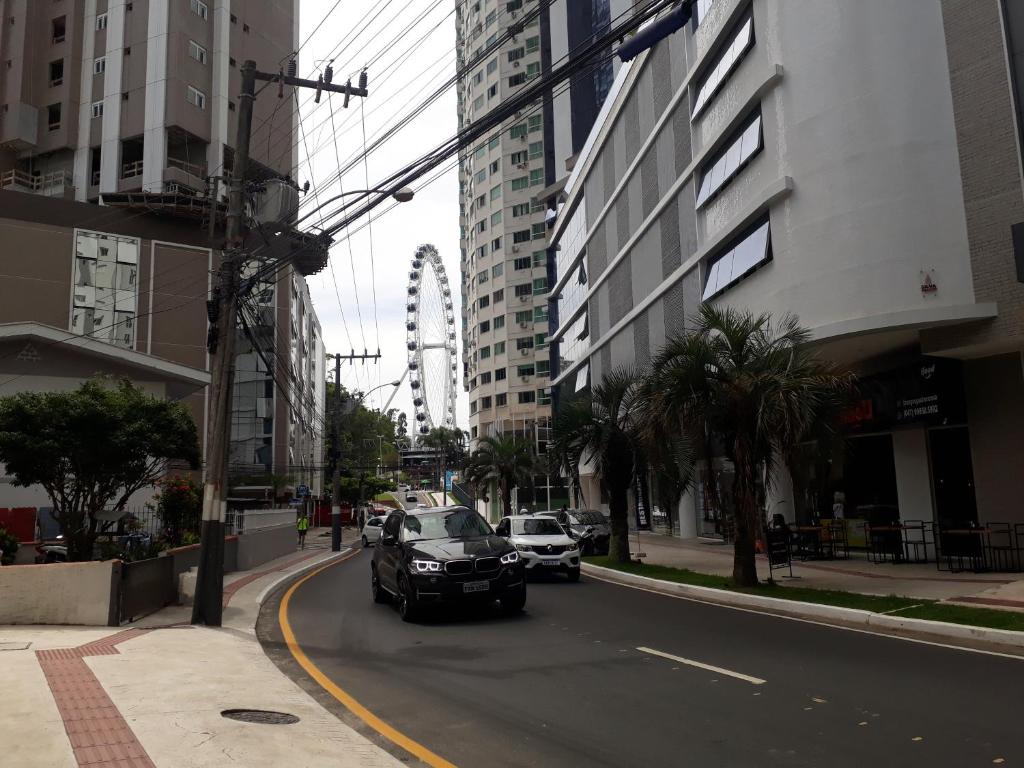 un coche está conduciendo por una calle en una ciudad en Ótimo Apto. 180 metros do Mar, en Balneário Camboriú