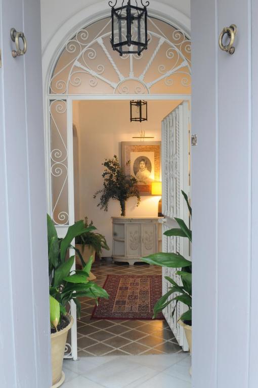 an archway leading into a hallway with plants at LEÓN BLANCO CARMONA céntrica, reformada y terraza con vistas in Carmona