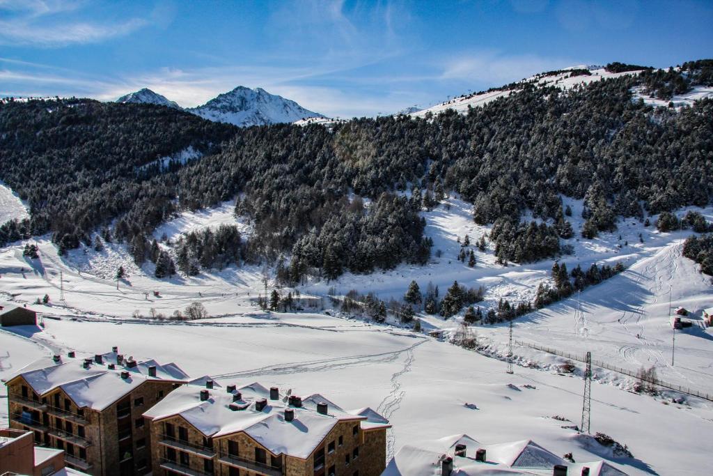 une station de ski avec neige sur une montagne dans l'établissement APARTAMENTS COLELLS, à Bordes d´Envalira 