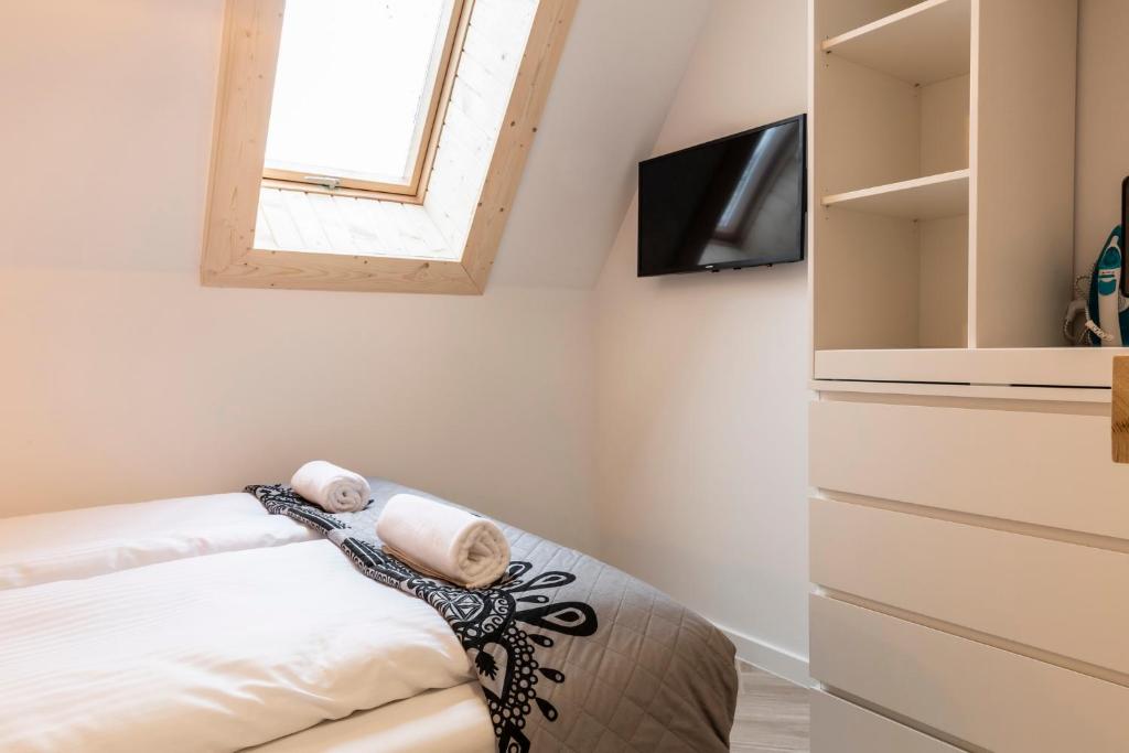 TatryTop Apartamenty Alpejski SPA - 带阳台的公寓和5号山的景色