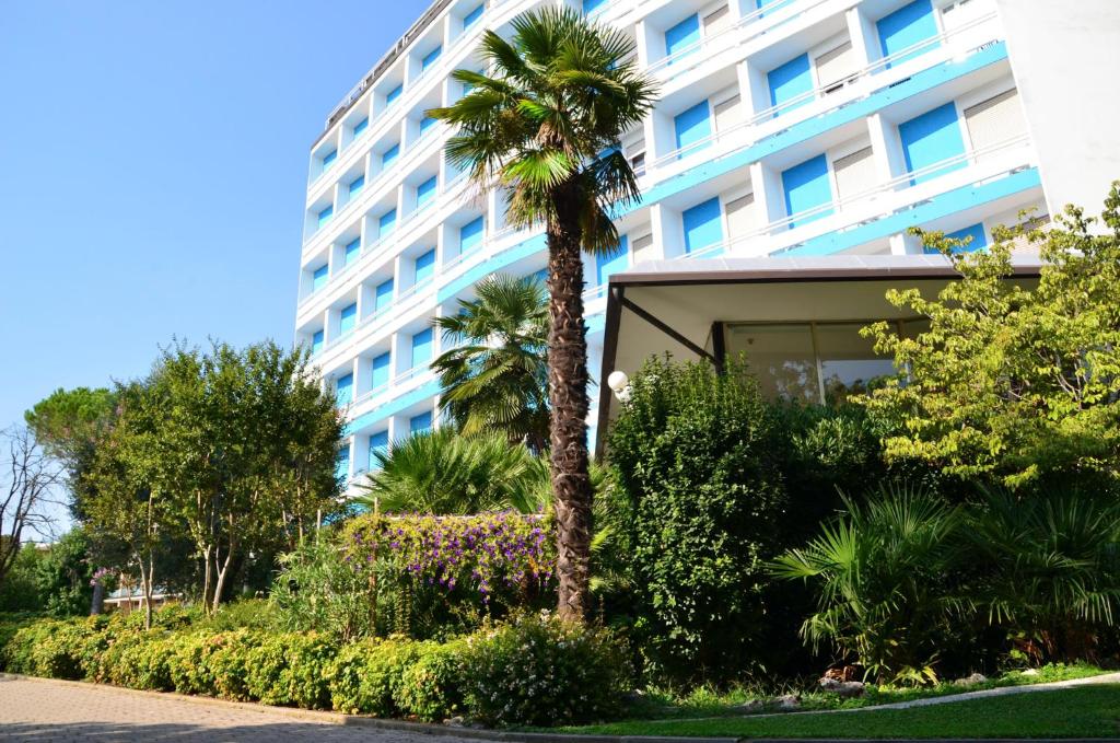 una palma di fronte a un edificio di Park Hotel Terme ad Abano Terme