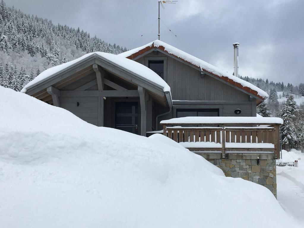 een berg sneeuw voor een huis bij chalet bel horizon La Montagne Des Lamas in La Bresse