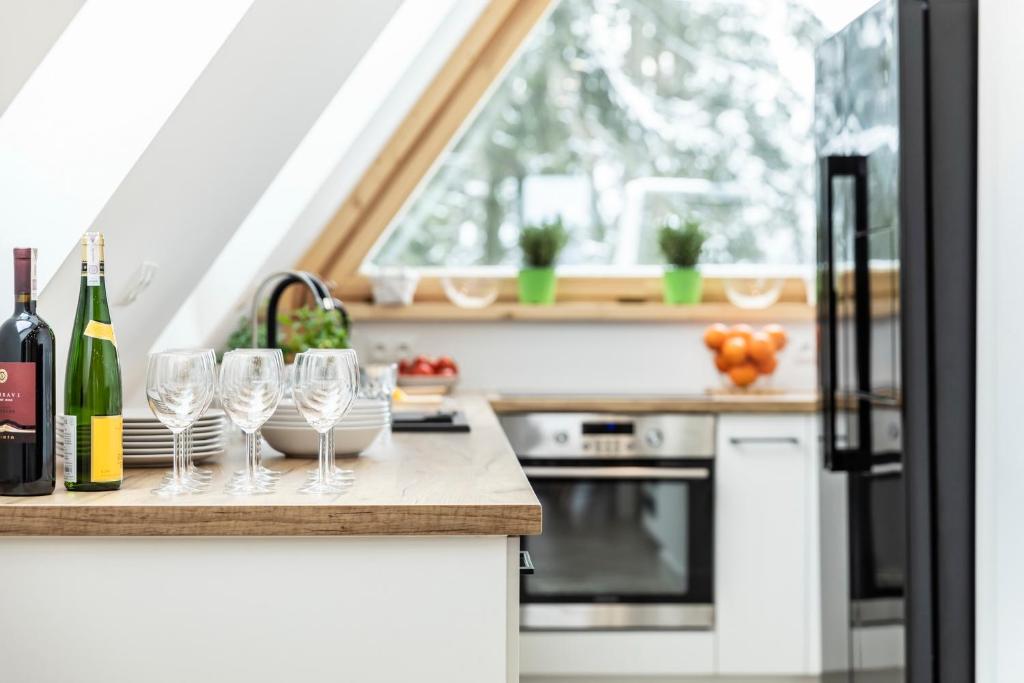 Kuchyňa alebo kuchynka v ubytovaní TatryTop Apartamenty Alpejski SPA