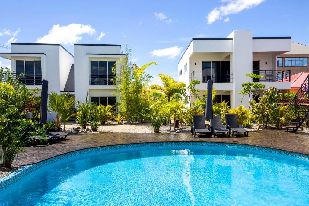 uma piscina em frente a uma casa em Tucan Resort & Spa em Paramaribo