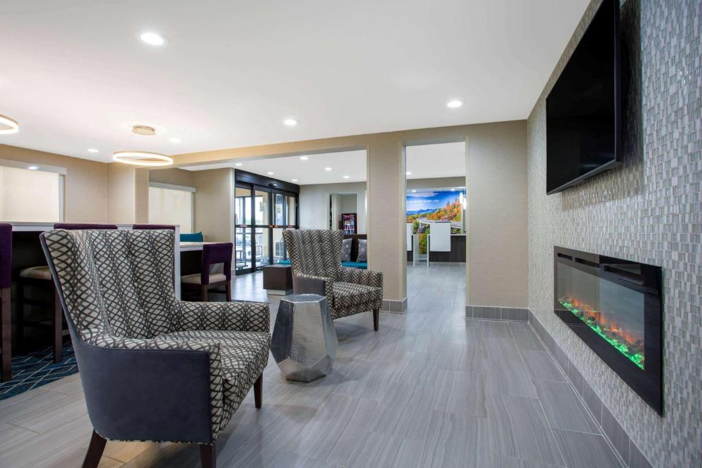 La Quinta Inn by Wyndham Roanoke Salem photo