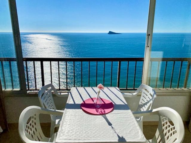 un tavolo e sedie su un balcone con vista sull'oceano di Miramar Playa - Aloturin Benidorm a Benidorm