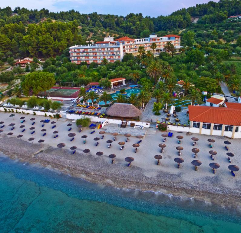 uma vista aérea do resort e da praia em Mendi Hotel em Kalandra