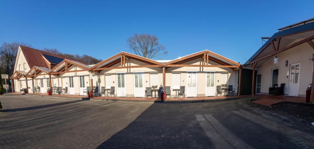 a row of buildings in a parking lot at Motel Am Bürgerpark in Werlte