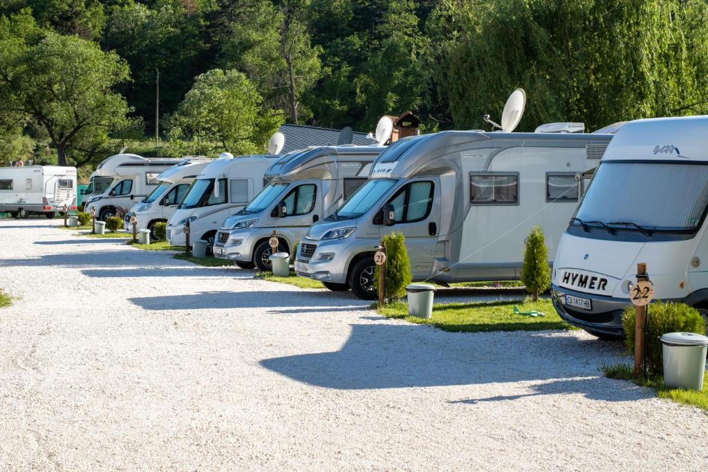 uma fila de autocaravanas estacionadas num parque de estacionamento em Thermal Camping Velingrad em Velingrad