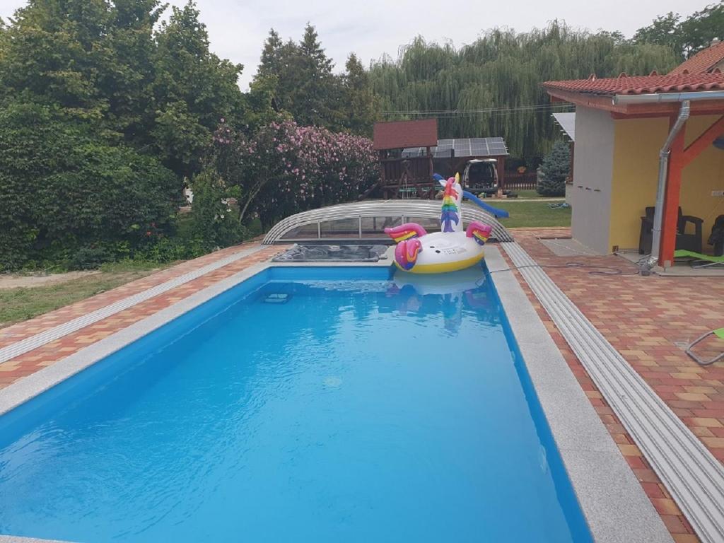 Bazén v ubytovaní Ponty Orsó Vendégház alebo v jeho blízkosti