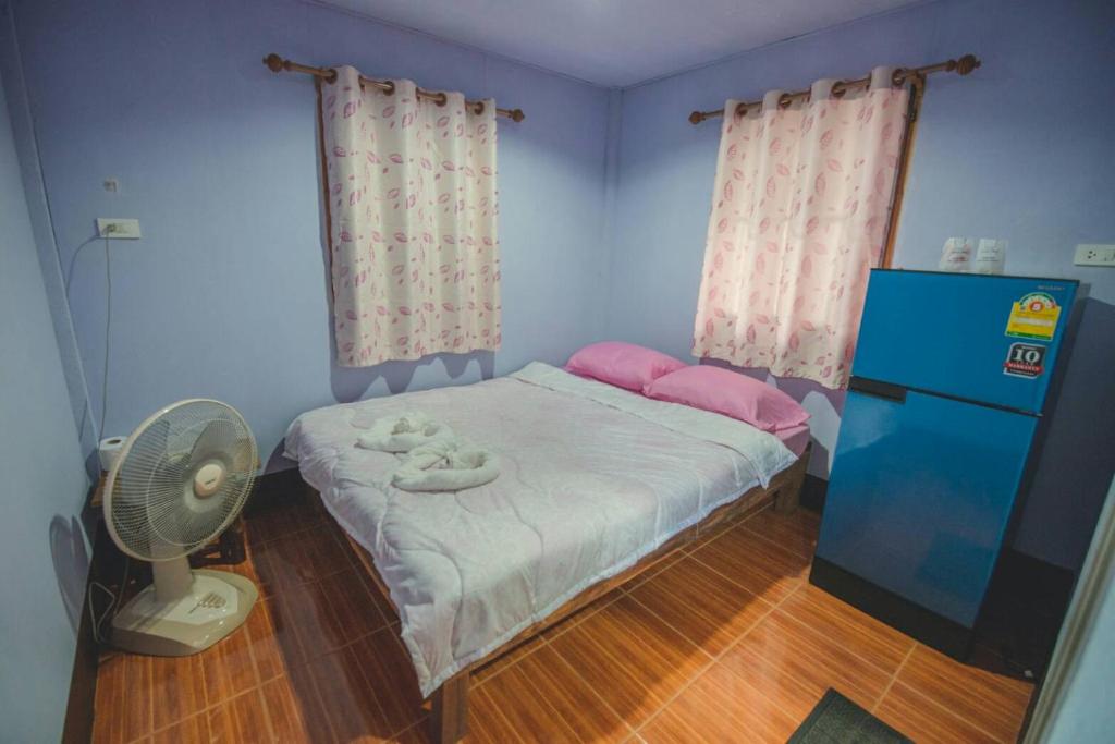 Postel nebo postele na pokoji v ubytování NonKan HomeStay นอนกาญจน์ โฮมสเตย์
