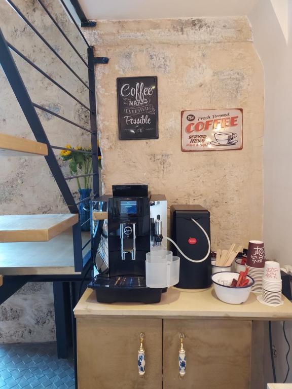 Příslušenství pro přípravu čaje a kávy v ubytování Tel-Aviv LALA Boutique Hotel