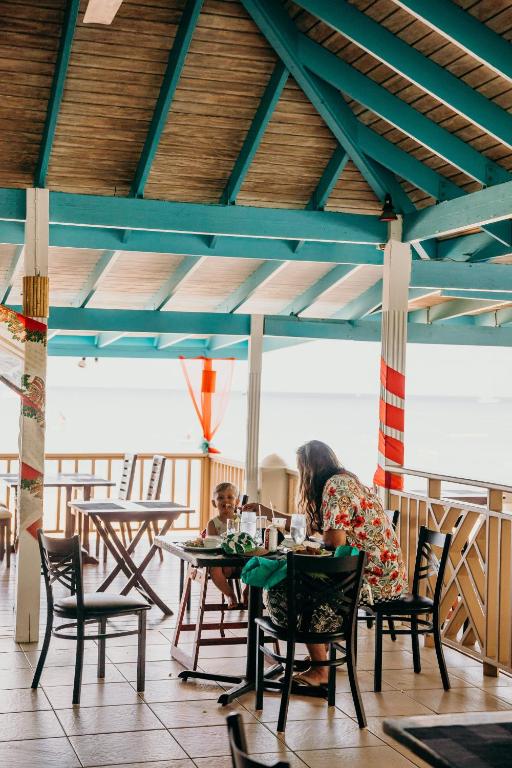 Bay Gardens Beach Resort & Spa餐厅或其他用餐的地方