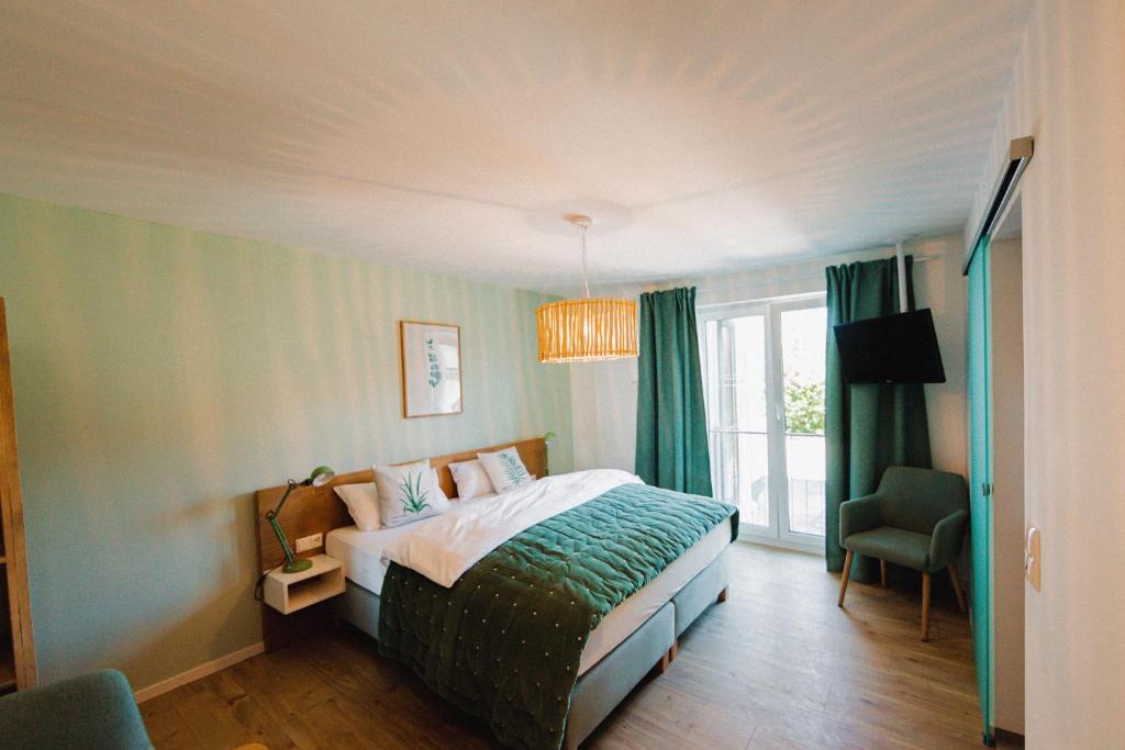 Postel nebo postele na pokoji v ubytování QC Hotel Quartier Chiemsee