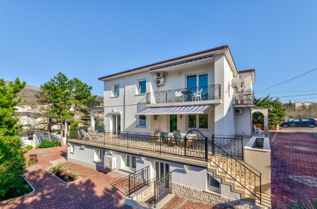 apartamentowiec z balkonem i patio w obiekcie Seaside Guesthouse by JR City Apartments w mieście Jadranovo