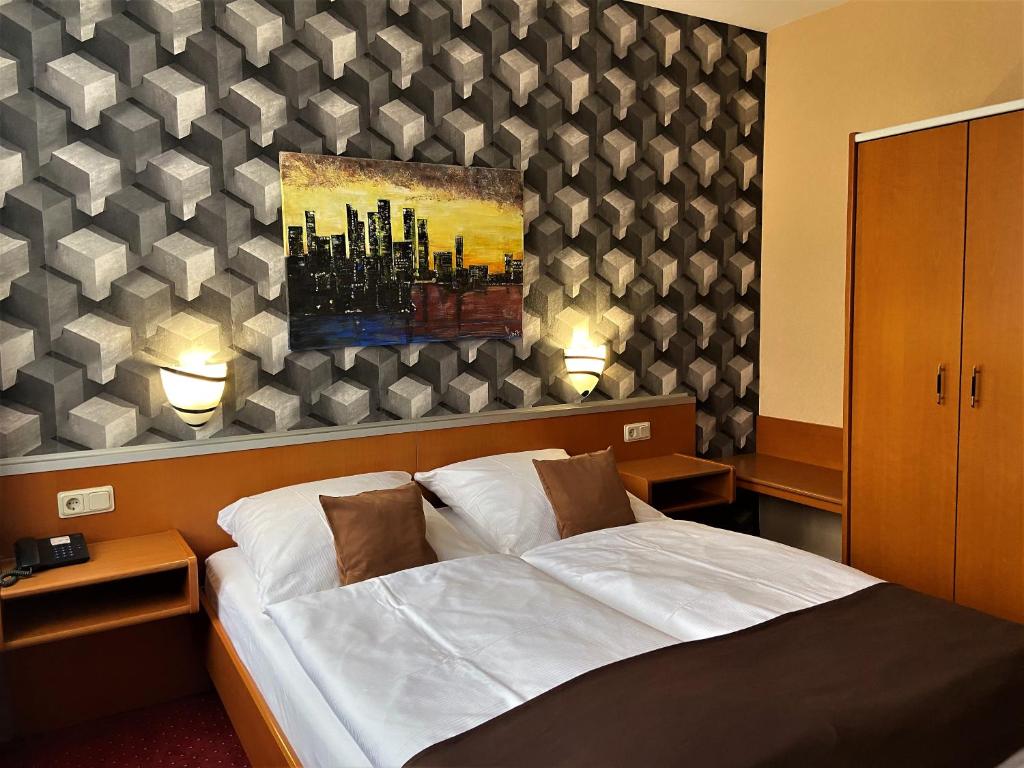a bedroom with a bed and a painting on the wall at Hotel Stadt Hamburg am Fluss Saarbrücken in Saarbrücken