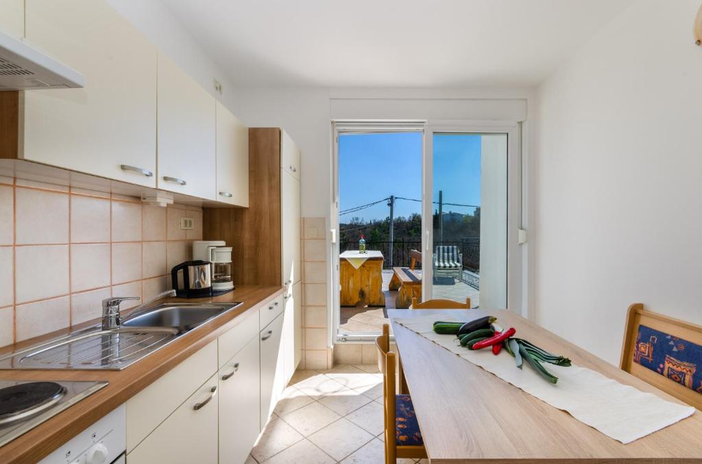 O bucătărie sau chicinetă la Seaside Guesthouse by JR City Apartments