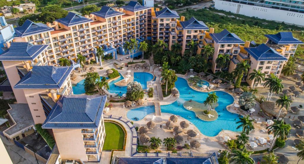 una vista aérea de un complejo con piscina en Zuana Beach Resort en Santa Marta