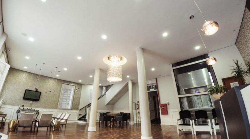 a dining room with a table and chairs at MOVA - Hotel D'oeste in Poços de Caldas