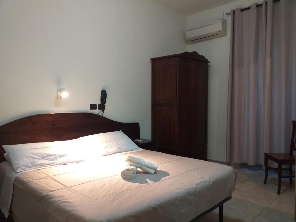 Postel nebo postele na pokoji v ubytování Hotel Vittorio Veneto Napoli