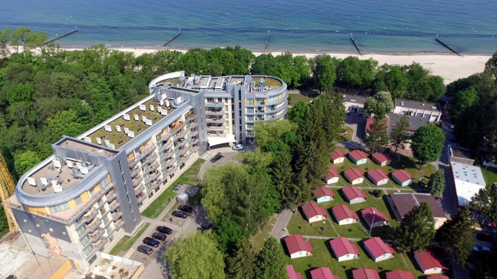 - une vue sur un bâtiment près de la plage dans l'établissement Prywatny apartament na wydmie, à Kołobrzeg