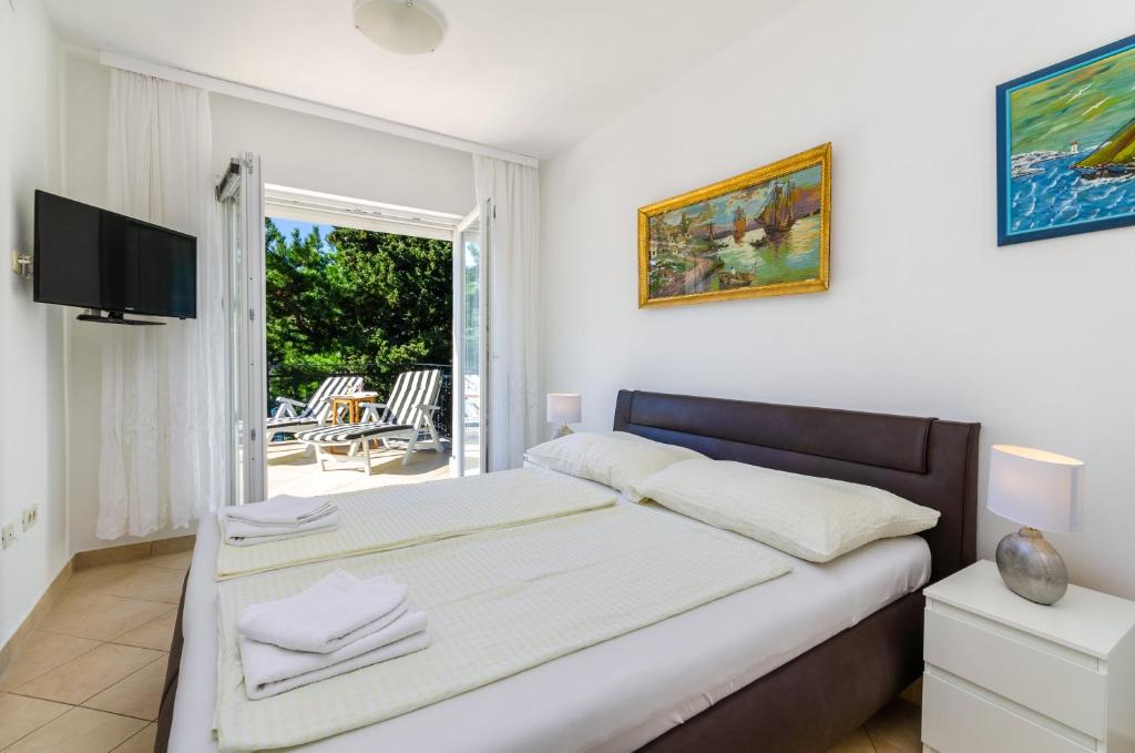 Un pat sau paturi într-o cameră la Seaside Guesthouse by JR City Apartments