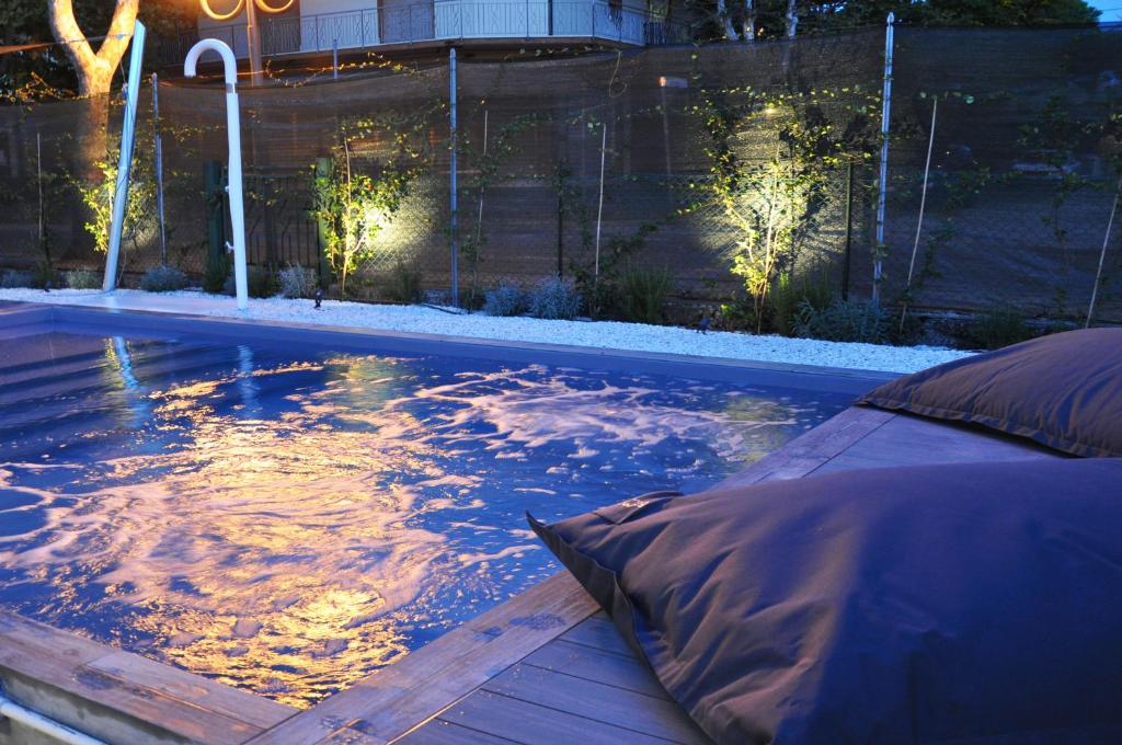 Bazén v ubytovaní Luxury 2 Apartments Cervia with Swimming Pool alebo v jeho blízkosti