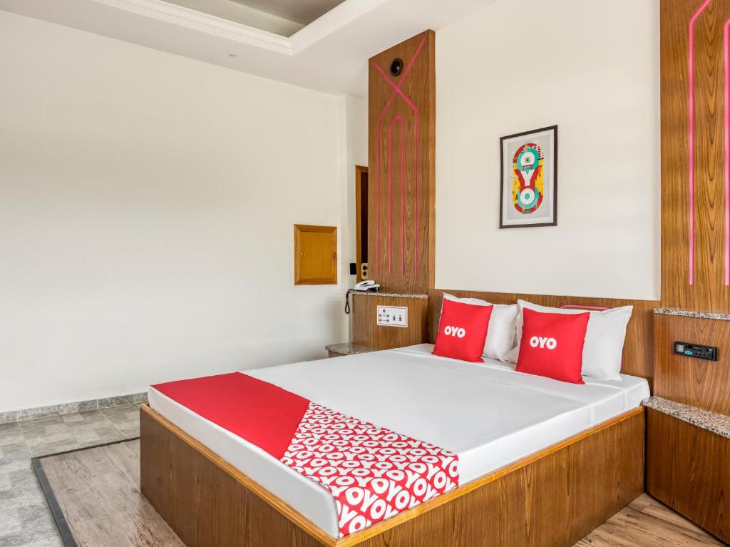 1 dormitorio con 1 cama grande con almohadas rojas en OYO Estrela Dalva, São Paulo, en São Paulo