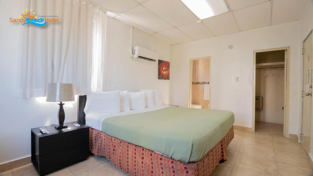Postel nebo postele na pokoji v ubytování Sandy Beach Hotel