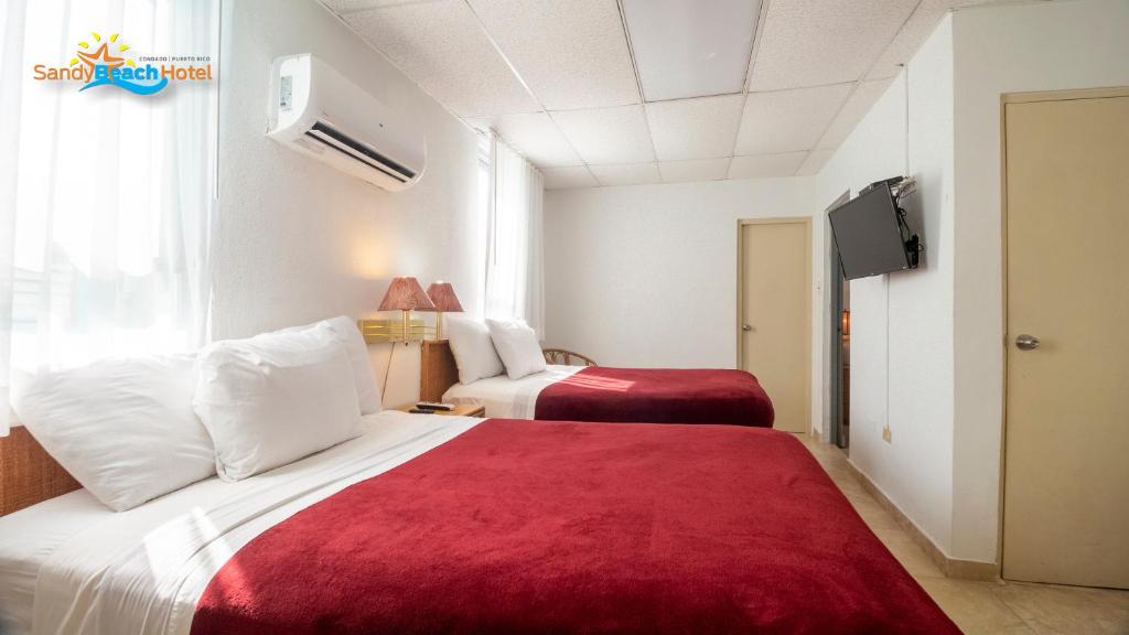 Postel nebo postele na pokoji v ubytování Sandy Beach Hotel