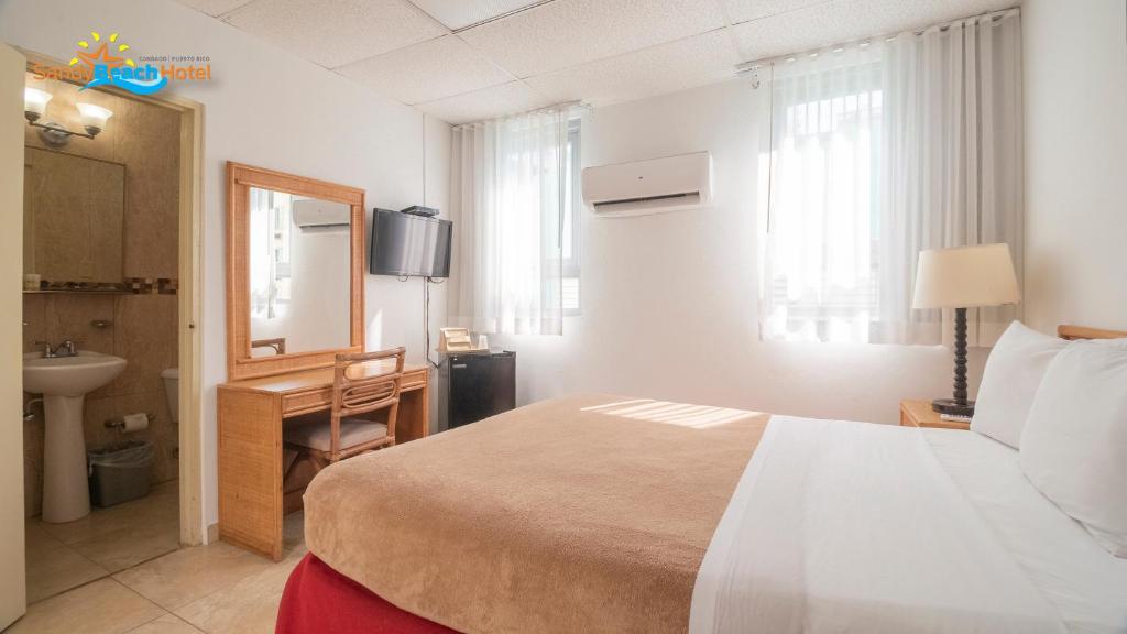 Postel nebo postele na pokoji v ubytování Sandy Beach Hotel