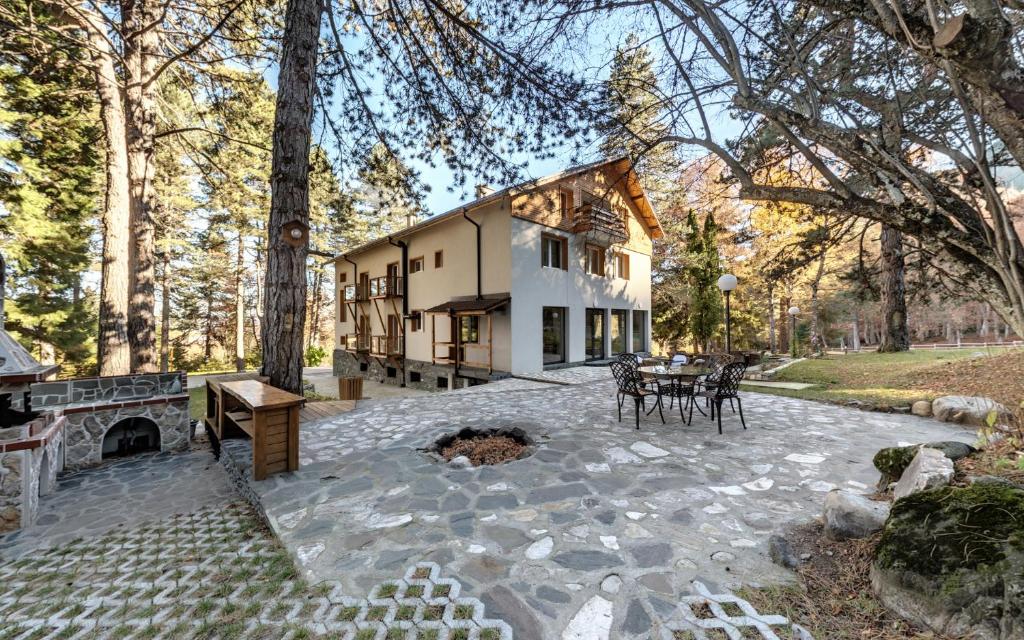 a backyard with a fire pit and a house at ШАЛЕТ БЕАТРИС in Razlog