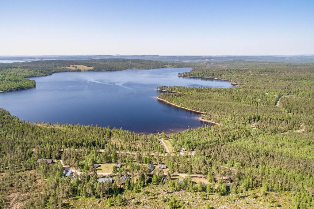 Tyngsjö的住宿－Tyngsjö Vildmark，树林中湖泊的空中景色