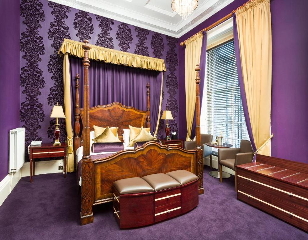 Cama o camas de una habitación en Ballantrae Hotel