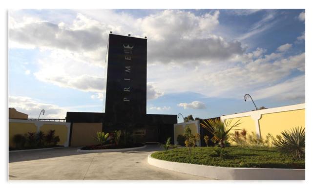 Un grand bâtiment noir avec écriture dans l'établissement Prime Motel Campinas, à Campinas